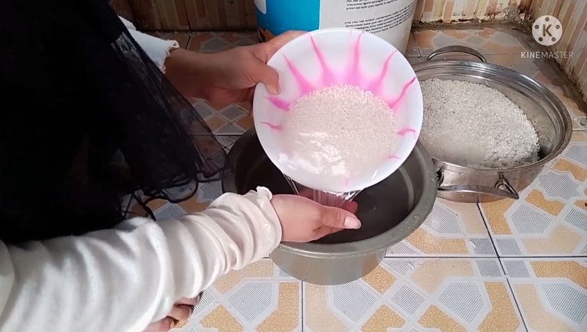 Pakai satu bahan dapur, ini trik praktis menghilangkan kerikil di beras