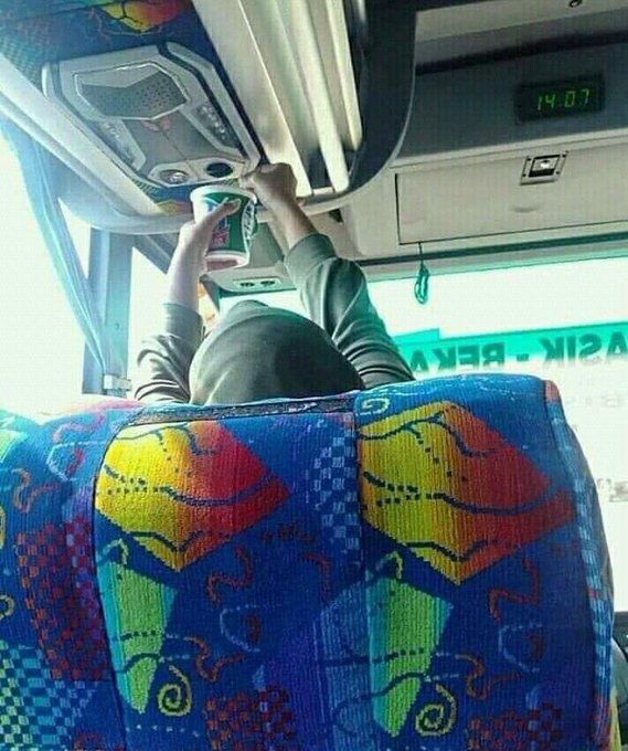 Nyeleneh abis, 13 potret lucu orang dalam bus ini penampakannya bikin geleng kepala