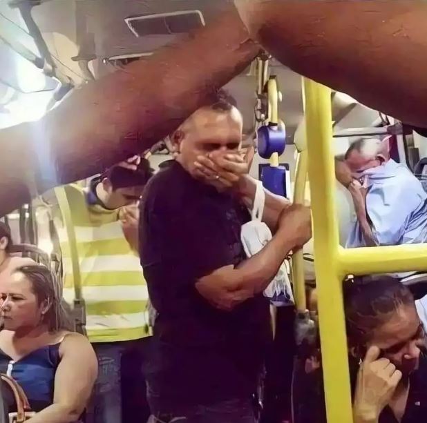 potret lucu orang dalam bus Berbagai sumber