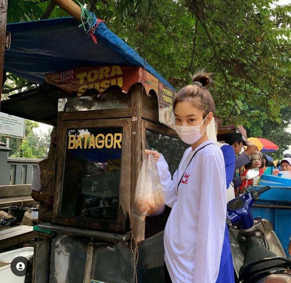 editan foto lucu member BLACKPINK cobain jajanan Indonesia ini viral dan bikin senyum-senyum © berbagai sumber