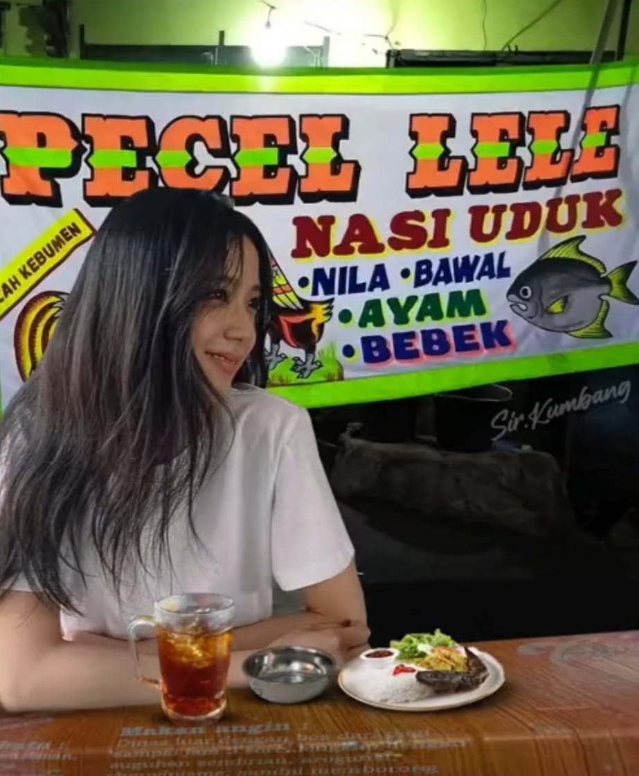 editan foto lucu member BLACKPINK cobain jajanan Indonesia ini viral dan bikin senyum-senyum © berbagai sumber