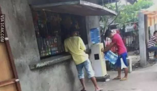 Penampakan kocak di warung kelontong Berbagai sumber