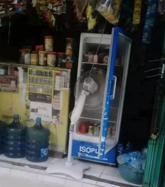 Penampakan kocak di warung kelontong Berbagai sumber