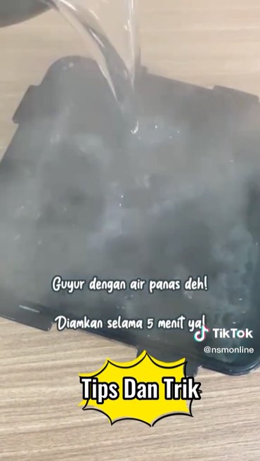 Bukan pakai tisu, ini cara jitu bersihkan noda lemak di kotak makan plastik
