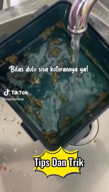 Bukan pakai tisu, ini cara jitu bersihkan noda lemak di kotak makan plastik