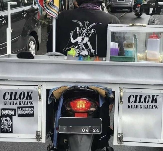 Tulisan nyeleneh di gerobak sepeda motor Berbagai sumber