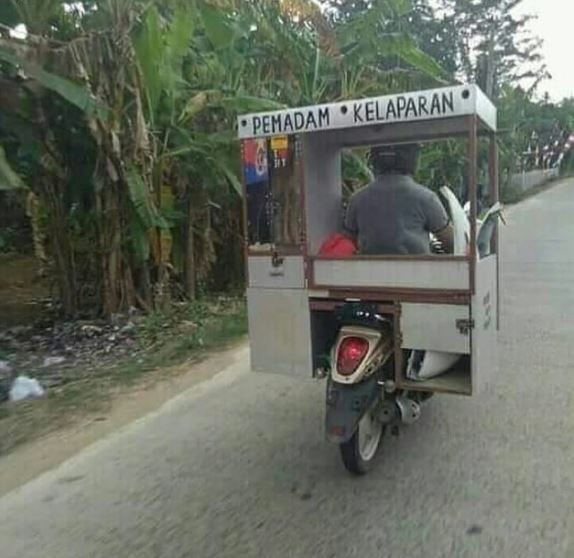 Tulisan nyeleneh di gerobak sepeda motor Berbagai sumber