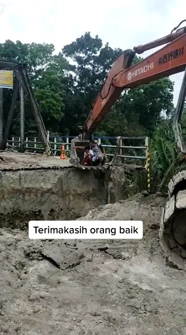 Momen bocah SD ingin berangkat sekolah lewat jembatan putus TikTok