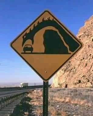 rambu lalu lintas nggak pas sama kondisi sekitar ini bikin yang lihat auto bengong © berbagai sumber