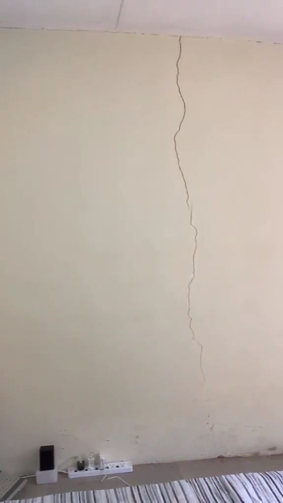 cara kreatif atasi dinding retak © TikTok