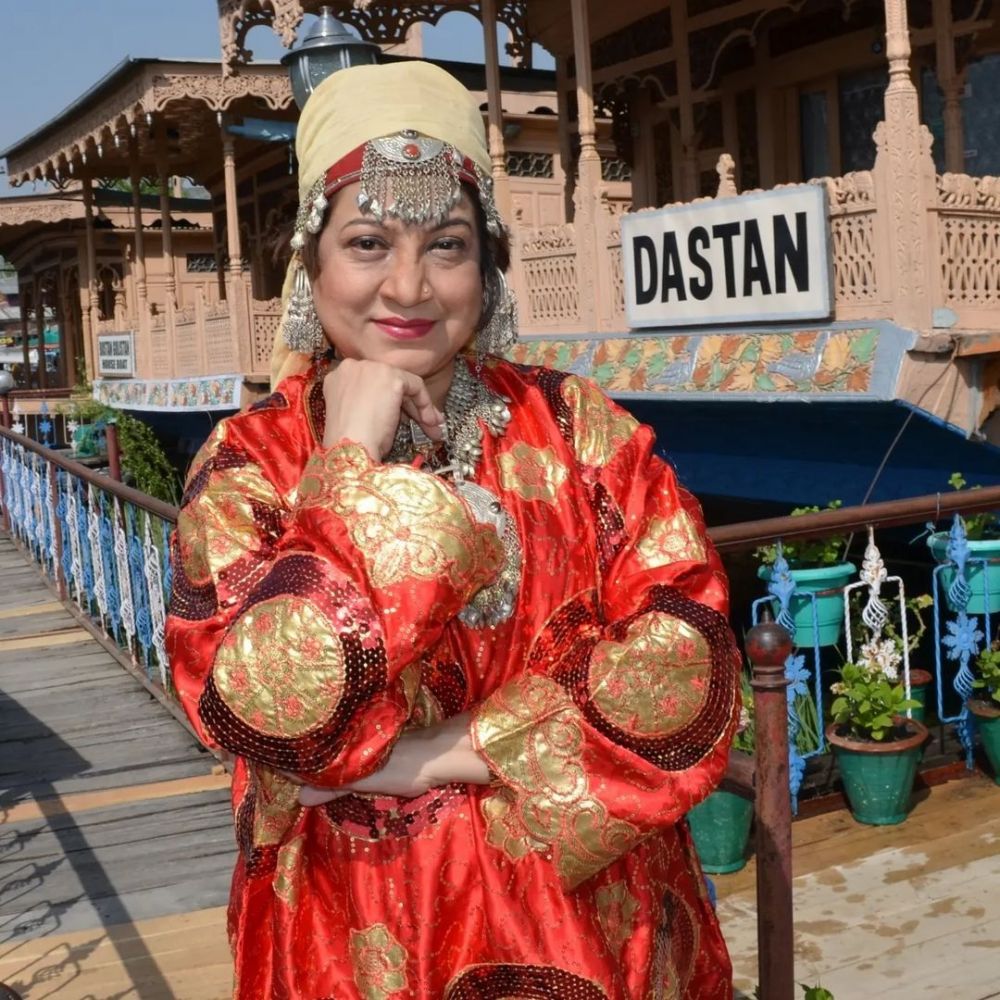 Pemeran Aayi Sahib di Nakusha makin tua makin menawan, intip 11 potretnya momong cucu