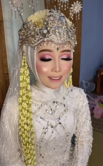 Wanita kulit langsat dimakeup MUA jadi pengantin Sunda © 2023 brilio.net Wanita kulit langsat dimakeup MUA jadi pengantin Sunda © 2023 brilio.net