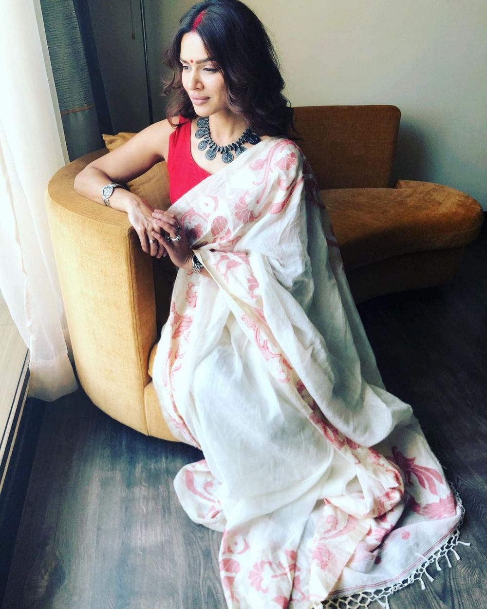 Kala di serial Nakusha memakai sari berbagai sumber