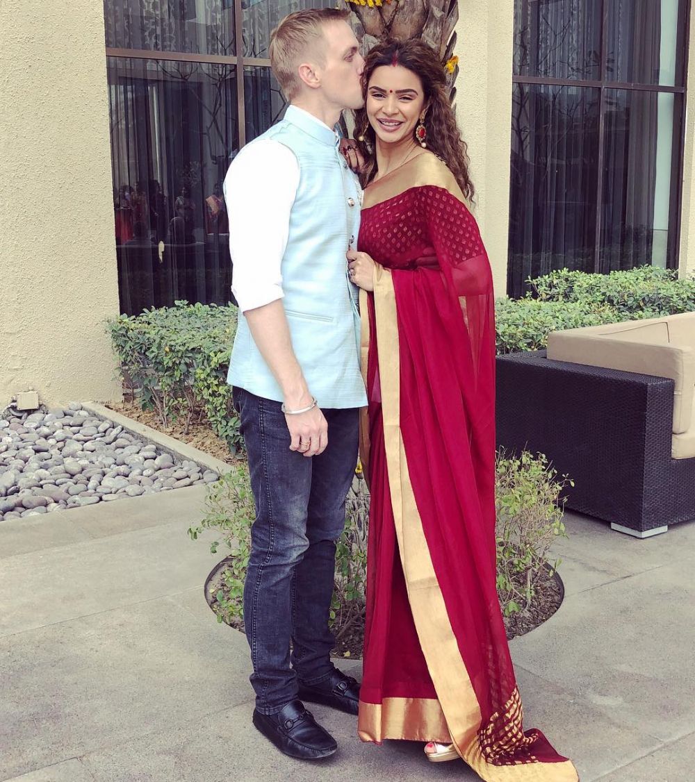 Kala di serial Nakusha memakai sari berbagai sumber