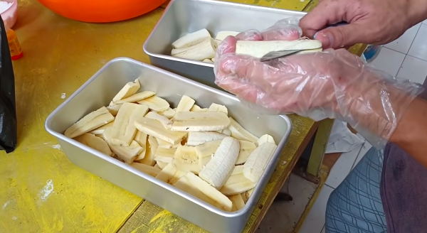 Trik bikin adonan tepung untuk pisang keju agar manis dan renyah tahan lama