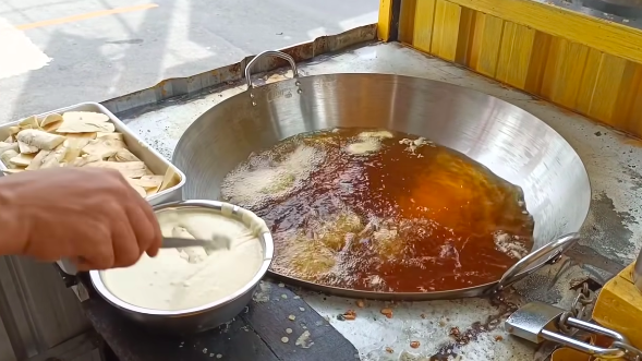 Trik bikin adonan tepung untuk pisang keju agar manis dan renyah tahan lama