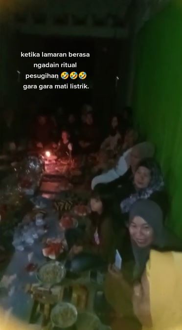 Momen ngenes tapi kocak saat lamaran tiba-tiba mati lampu TikTok