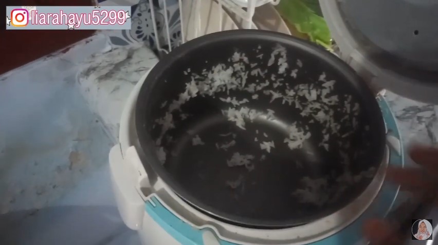 Cara merontokkan sisa nasi yang lengket di panci rice cooker, aman tanpa bikin tergores