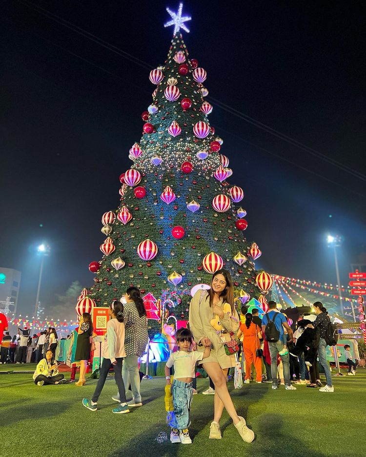 gaya Mahhi Vij Nakusha momong anak © berbagai sumber