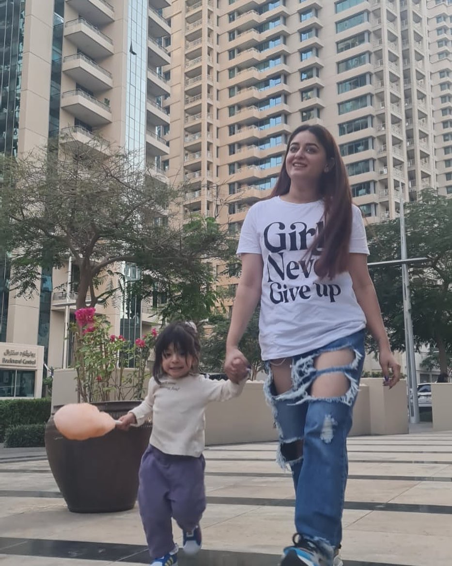 gaya Mahhi Vij Nakusha momong anak © berbagai sumber