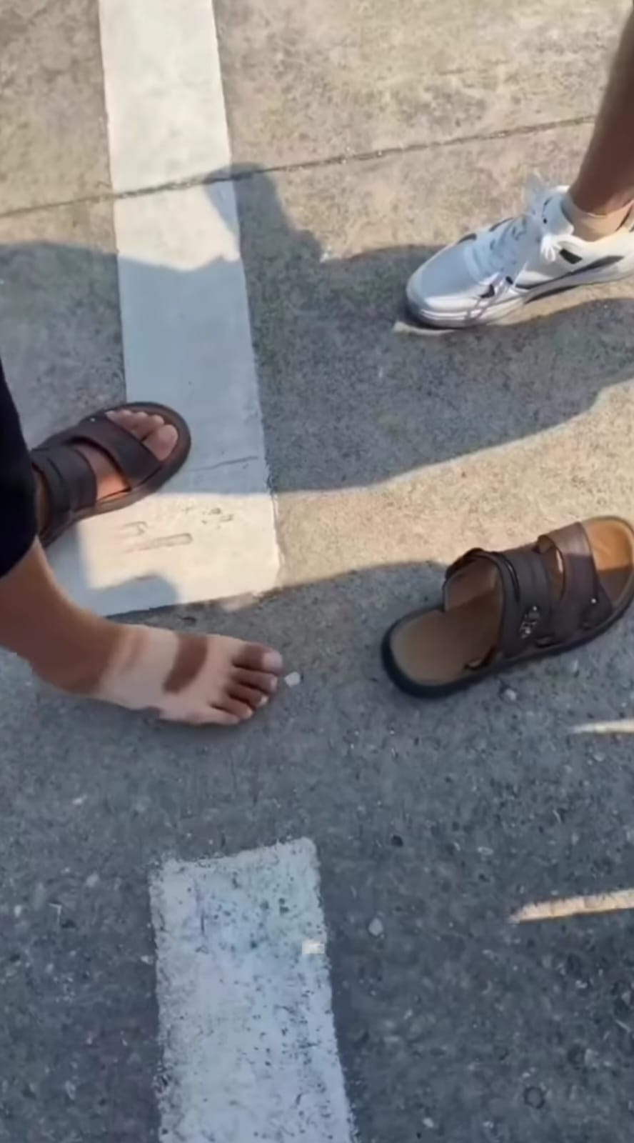 Potret ini menyimpan kelucuan tak terduga, bisa temukan gak keanehannya? © berbagai sumber