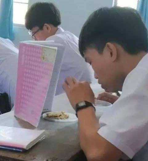 penampakan nyeleneh di kursi belakang © berbagai sumber