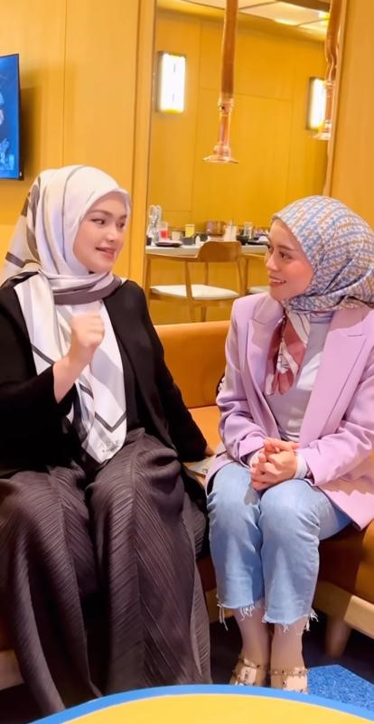 7 Momen akrab Lesty Kejora saat bertemu Siti Nurhaliza, temu kangen hingga duet bareng