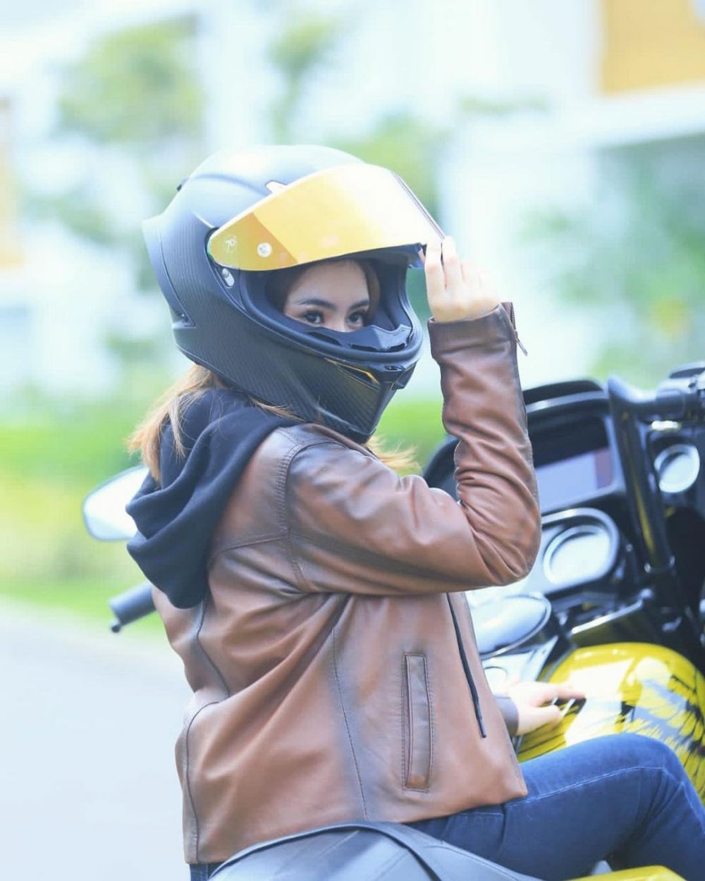 Pemeran Aisyah di Preman Pensiun hobi naik moge berbagai sumber