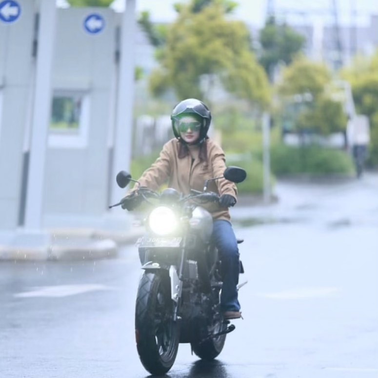 Pemeran Aisyah di Preman Pensiun hobi naik moge berbagai sumber