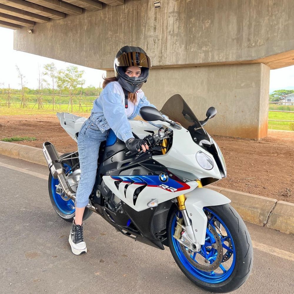 Pemeran Aisyah di Preman Pensiun hobi naik moge berbagai sumber