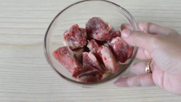 Tanpa perlu direbus, ini cara mengempukkan daging sapi cuma pakai 3 bahan dapur