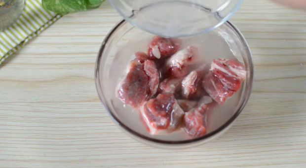 Tanpa perlu direbus, ini cara mengempukkan daging sapi cuma pakai 3 bahan dapur