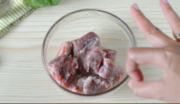 Tanpa perlu direbus, ini cara mengempukkan daging sapi cuma pakai 3 bahan dapur