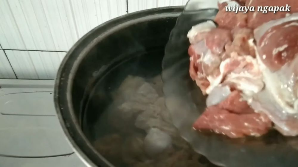 Tanpa presto, begini trik merebus daging kambing agar empuk dalam 10 menit