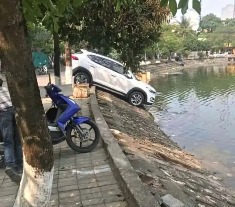 momen lucu orang lagi sial ini bikin pengen ketawa tapi kasihan © berbagai sumber