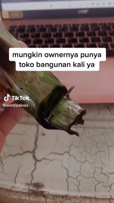 Bukan pakai lidi, cara antimainstream menyemat lemper ini bikin bergidik ngeri lihatnya