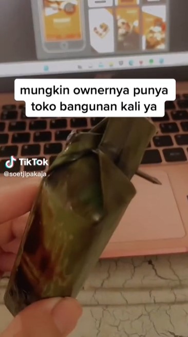 Bukan pakai lidi, cara antimainstream menyemat lemper ini bikin bergidik ngeri lihatnya
