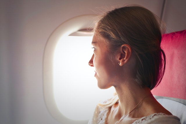 20 Arti mimpi naik pesawat menurut Psikologi, bisa jadi kebutuhan untuk mencari perlindungan