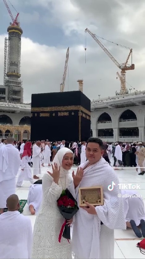menikah di depan ka'bah © TikTok/@alfiyudin