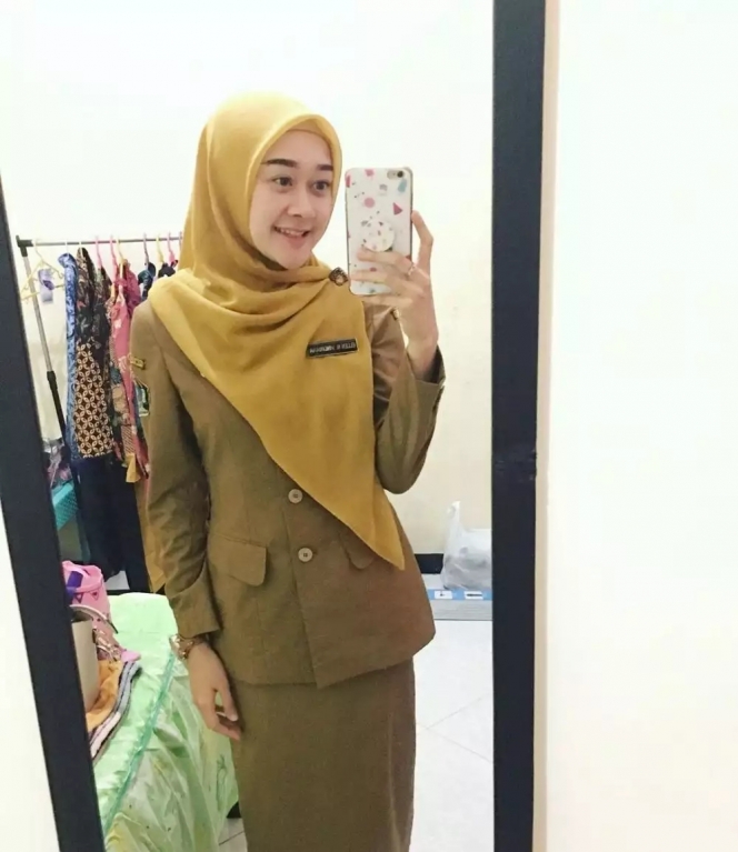 seleb jadi PNS berbagai sumber