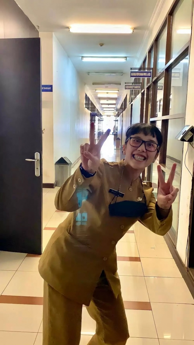 seleb jadi PNS berbagai sumber