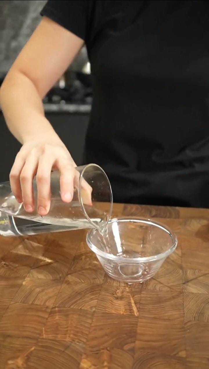 Cara merebus telur tanpa kulit agar kuningnya di tengah ini super cepat, nggak sampai 1 menit