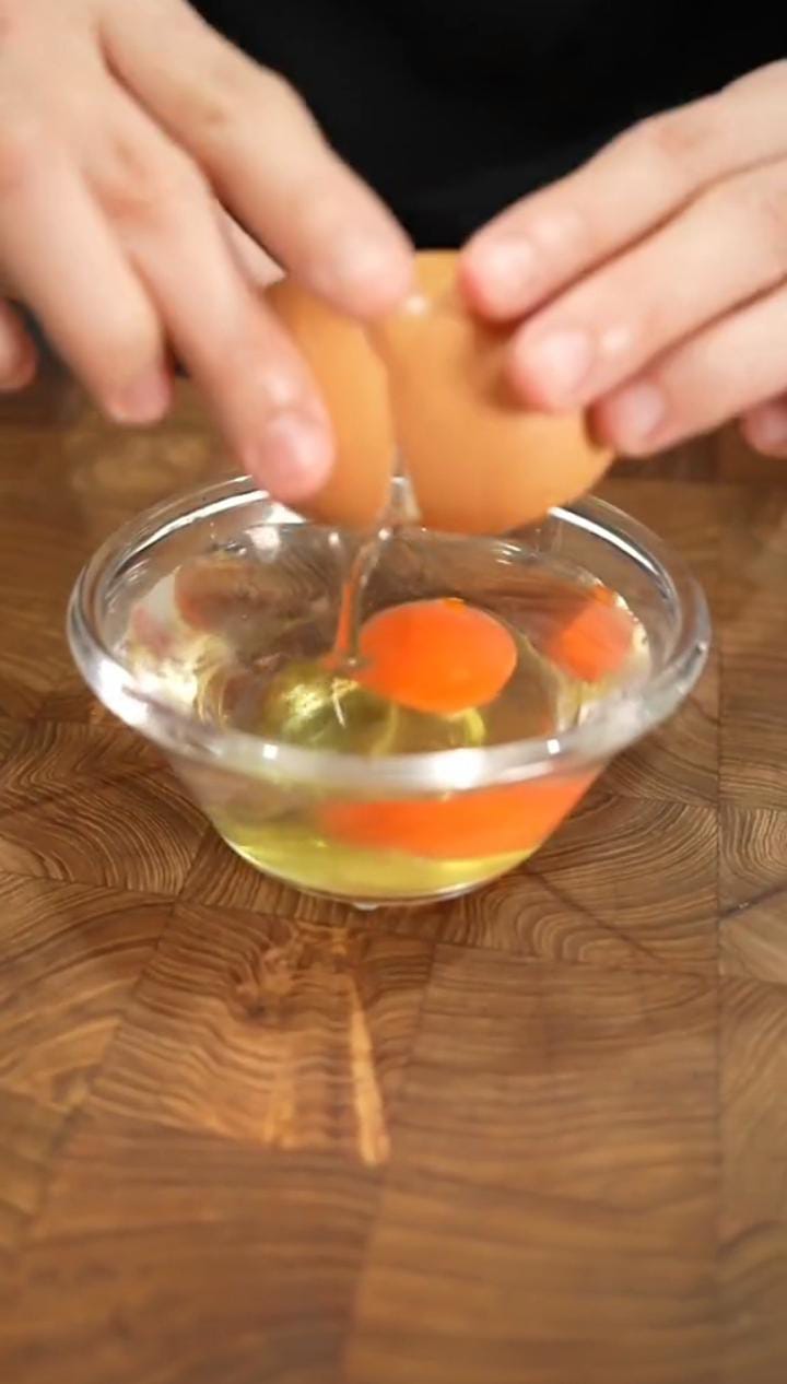 Cara merebus telur tanpa kulit agar kuningnya di tengah ini super cepat, nggak sampai 1 menit