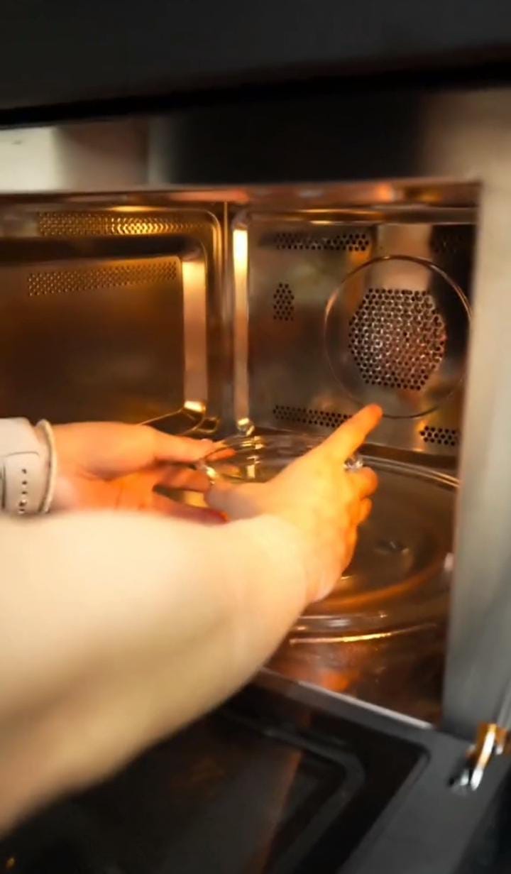 Cara merebus telur tanpa kulit agar kuningnya di tengah ini super cepat, nggak sampai 1 menit