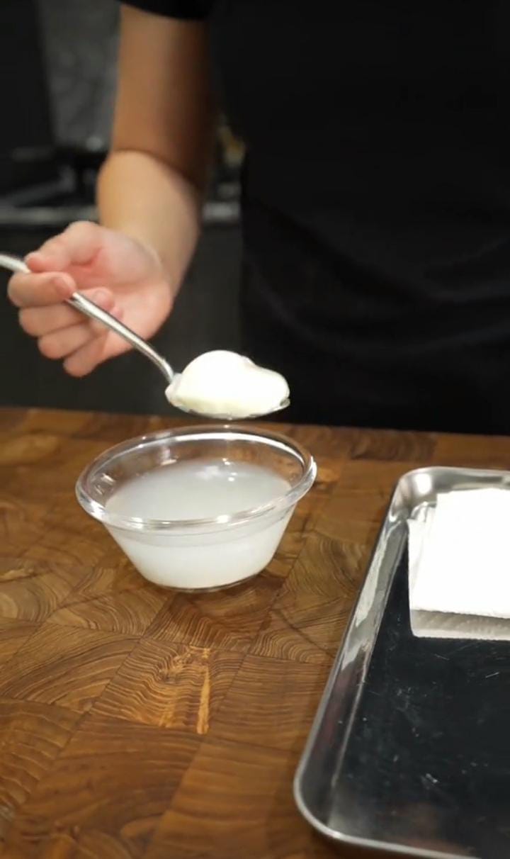 Cara merebus telur tanpa kulit agar kuningnya di tengah ini super cepat, nggak sampai 1 menit