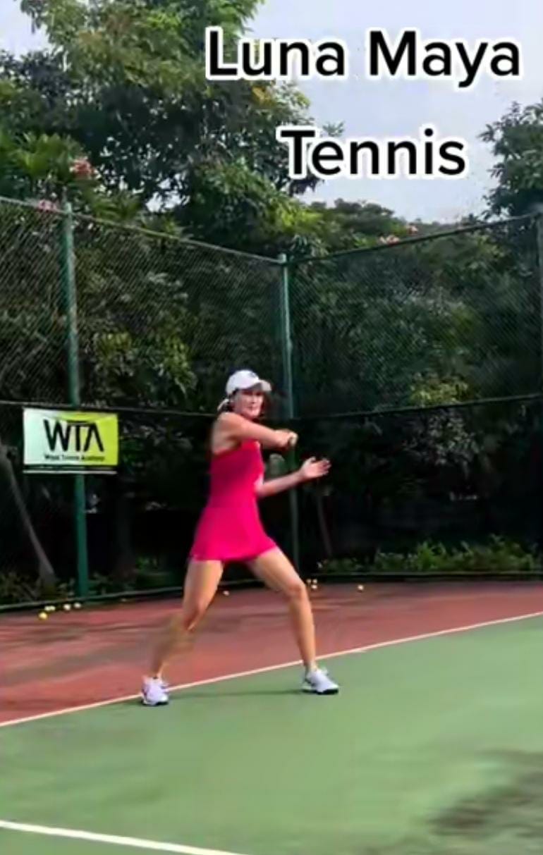 9 Gaya stylish Luna Maya saat main tenis, kaki jenjangnya bikin salah fokus
