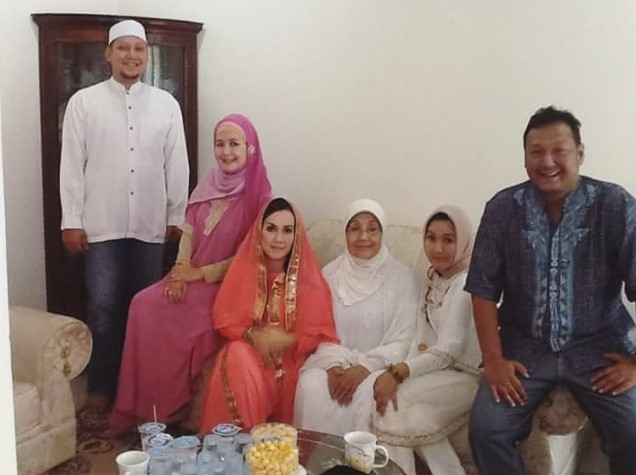 potret kenangan Nani Wijaya bareng keluarga © Instagram