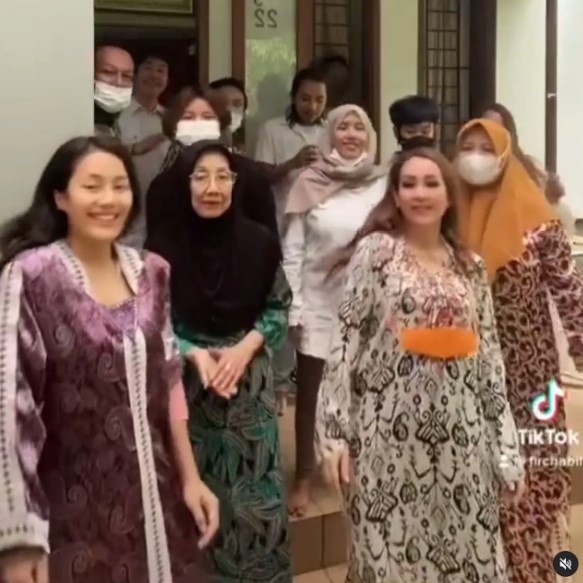 potret kenangan Nani Wijaya bareng keluarga © Instagram