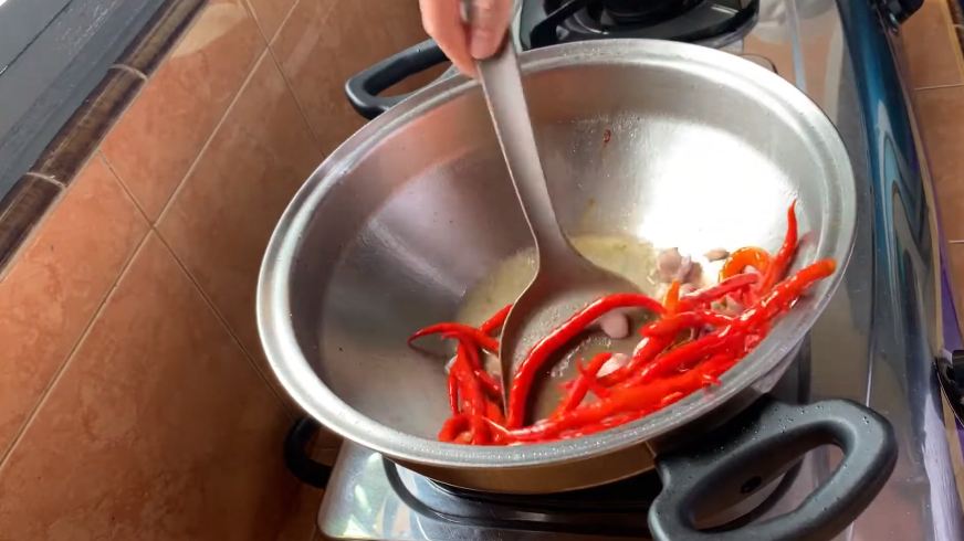 Trik bikin sambal merah ala rumah makan padang yang pedas, berwarna cerah, dan antipahit