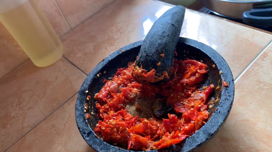Trik bikin sambal merah ala rumah makan padang yang pedas, berwarna cerah, dan antipahit